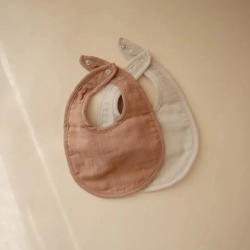 Mushie - Organic Cotton Muslin Bib 2-Pack - Tan   Fog